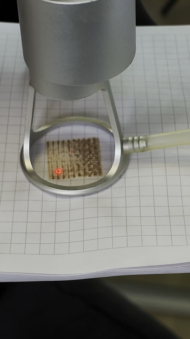 Wiązka lasera nad testowym wzorem